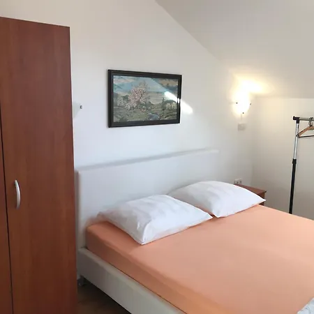 Gala Omis